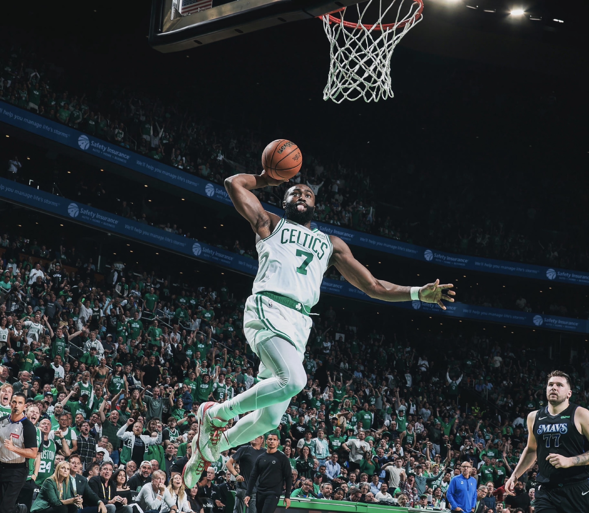 独行侠绝杀凯尔特人,米切尔点燃赛场 独行侠绝杀凯尔特人,米切尔点燃赛场