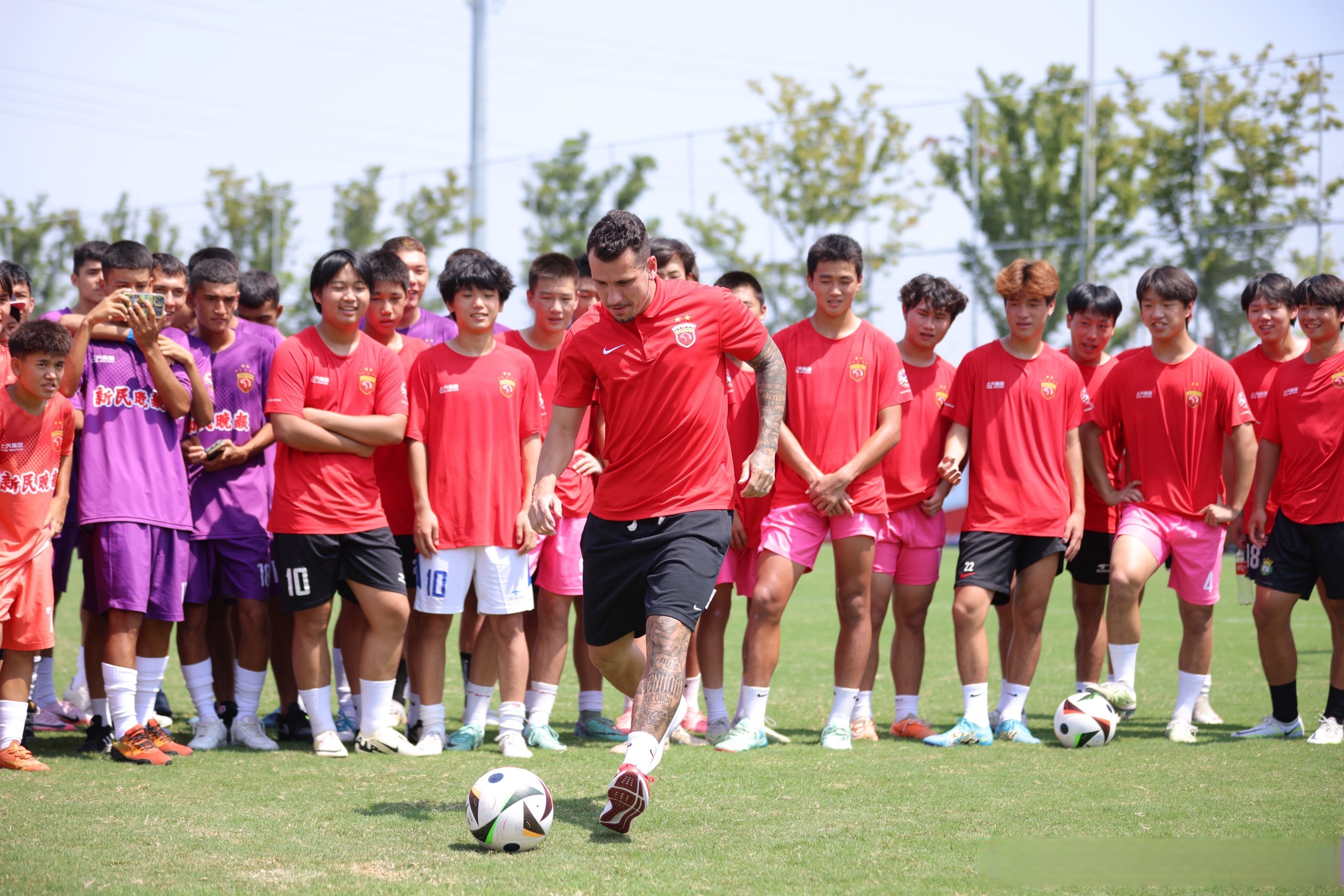 国内足球聚焦瞩目赛事,球员拼搏竞技 国内足球聚焦瞩目赛事,球员拼搏竞技