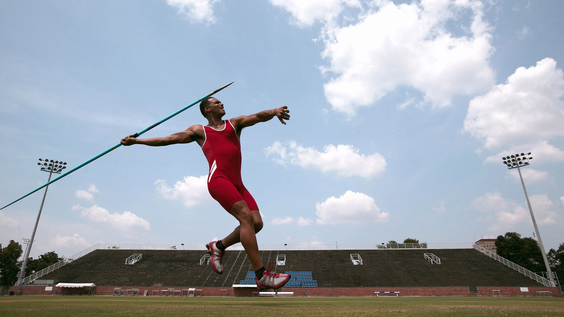 双线争锋，F1收官战与巴萨远征土耳其的宿命对决