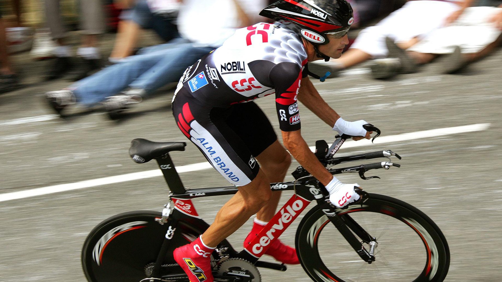 引擎轰鸣后的寂静，佩雷兹关键制胜，阿斯顿马丁绝杀法拉利